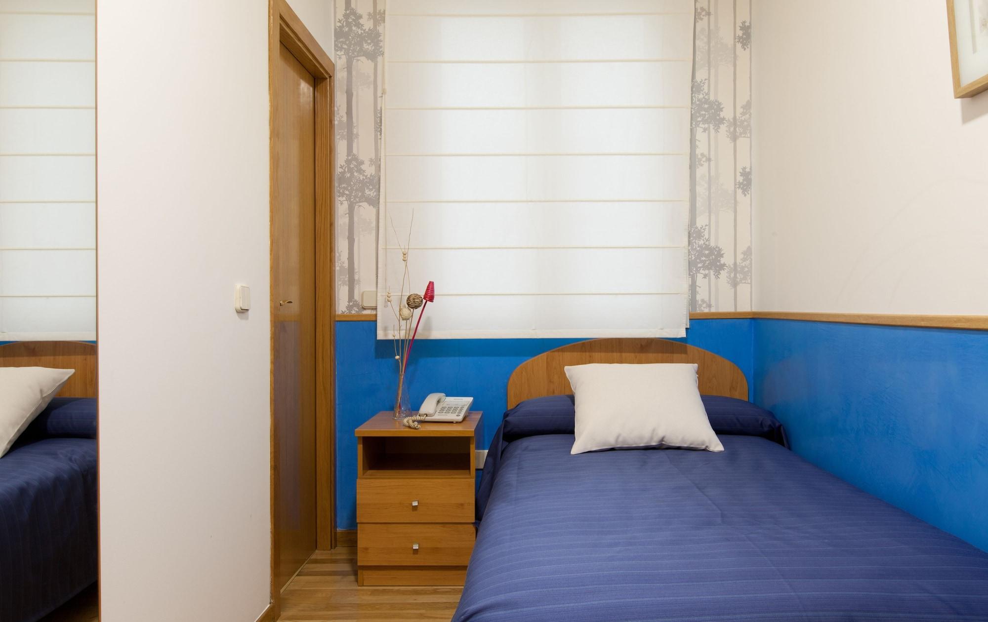 Hostal Montaloya Madrid Extérieur photo