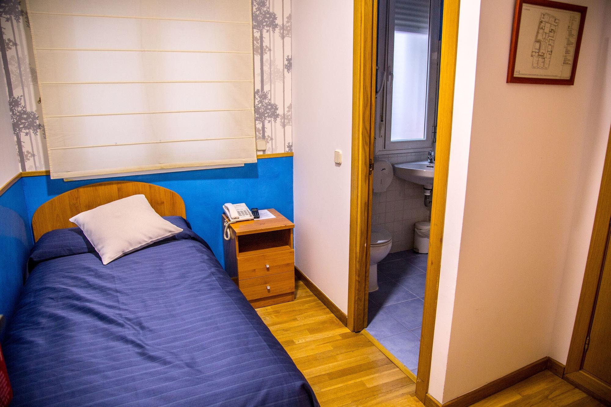 Hostal Montaloya Madrid Extérieur photo