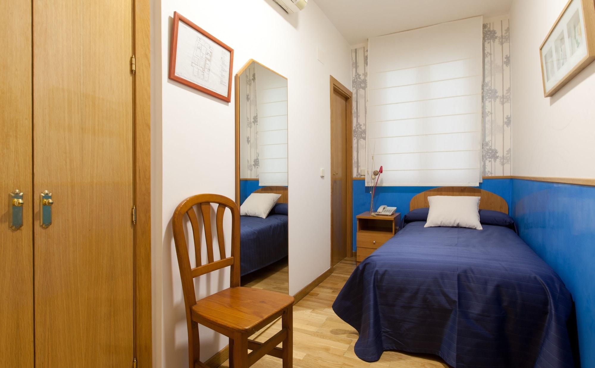Hostal Montaloya Madrid Extérieur photo