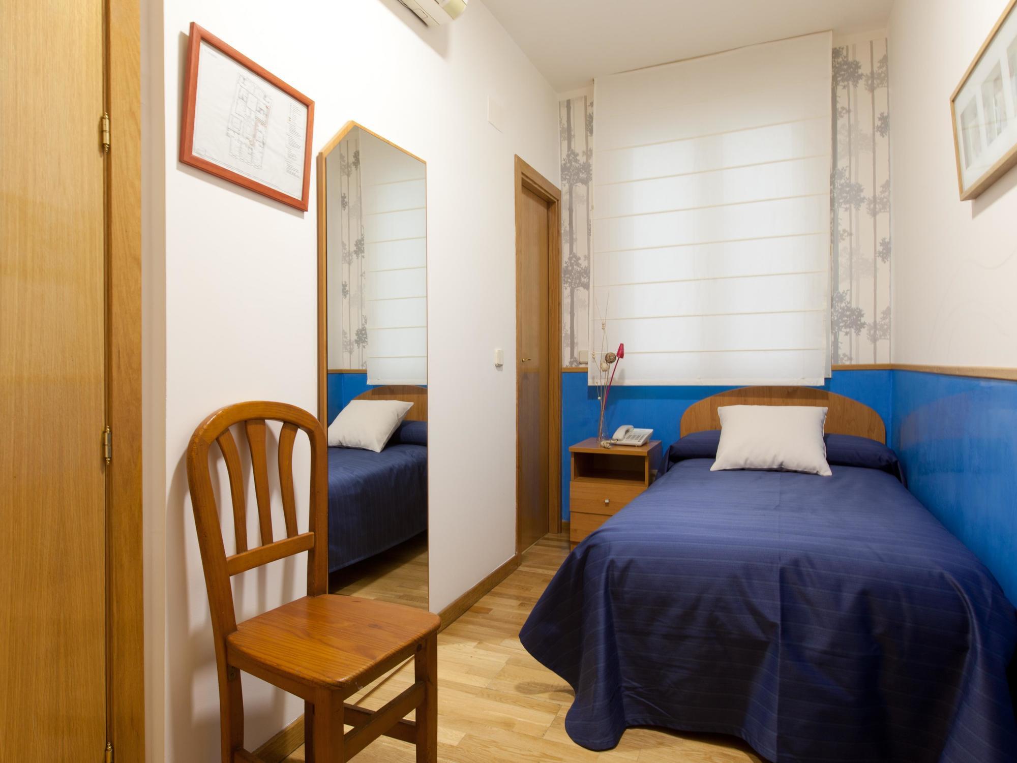 Hostal Montaloya Madrid Extérieur photo