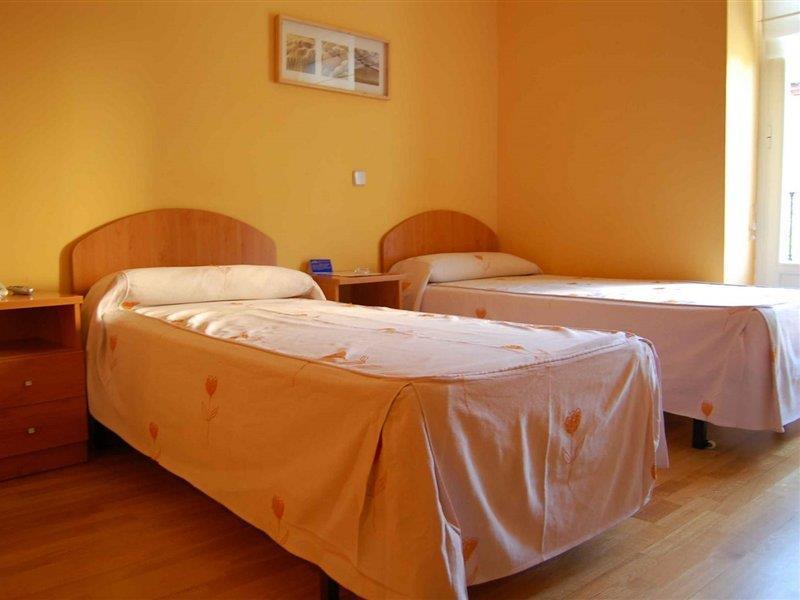 Hostal Montaloya Madrid Extérieur photo