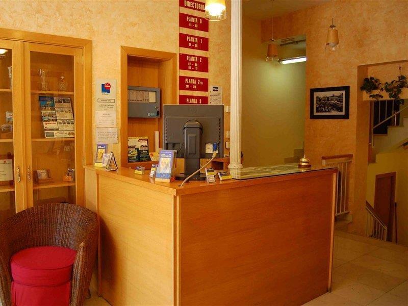 Hostal Montaloya Madrid Extérieur photo