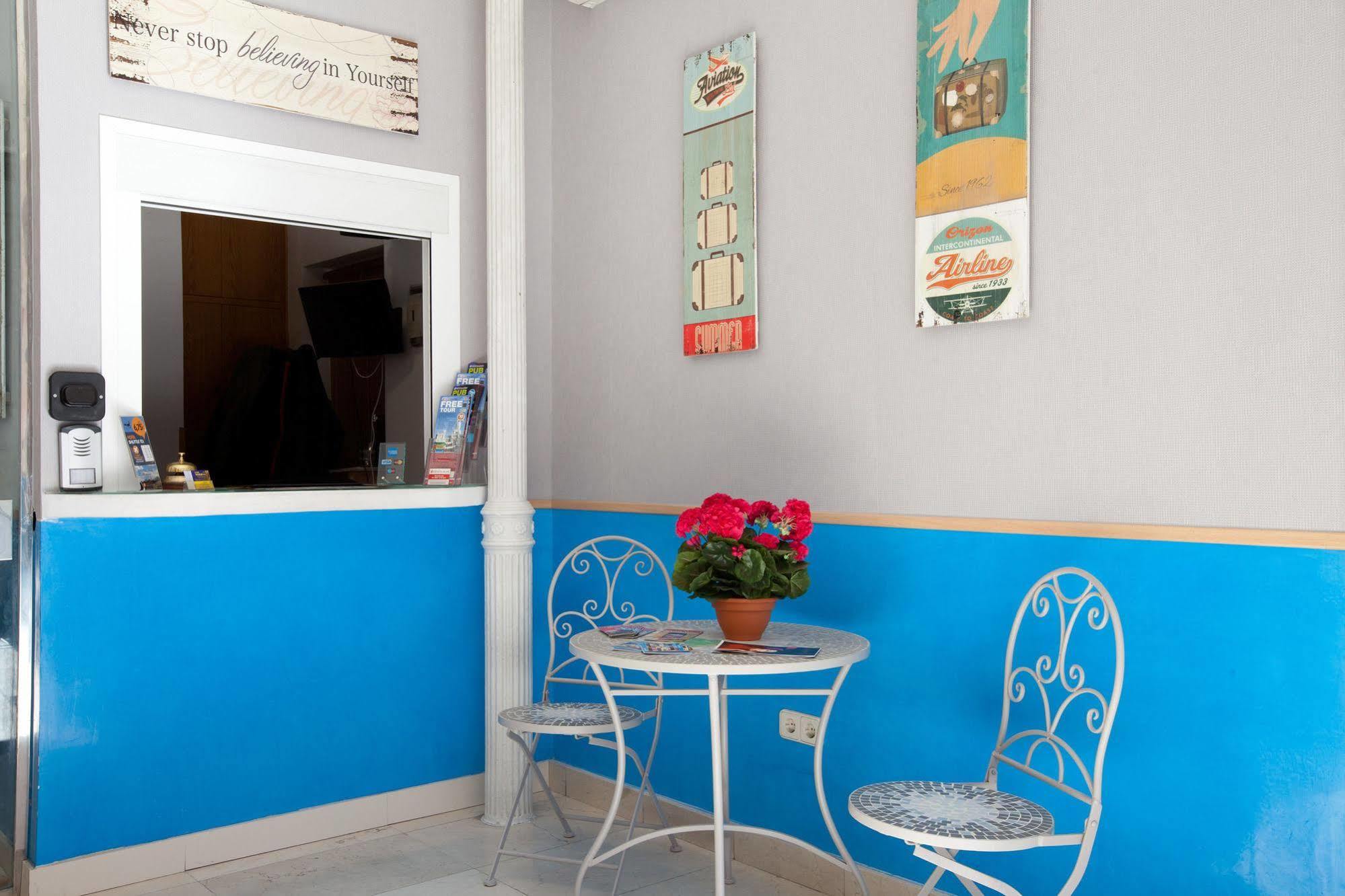 Hostal Montaloya Madrid Extérieur photo