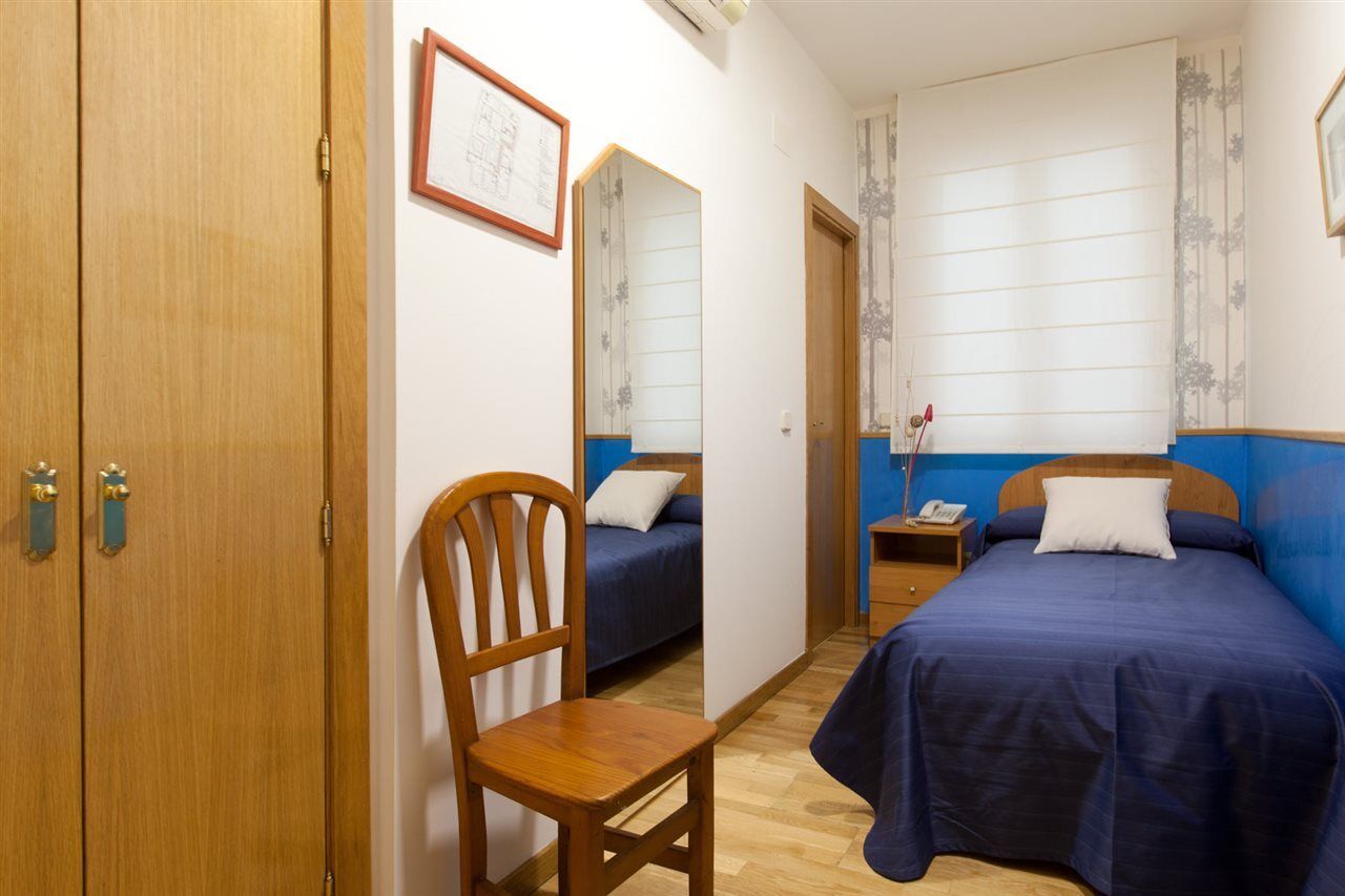Hostal Montaloya Madrid Extérieur photo